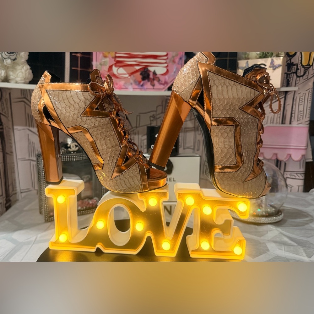 EUC🥰👑
Snake print,Bronze and Beige Sandals.
Retail $1,340.00